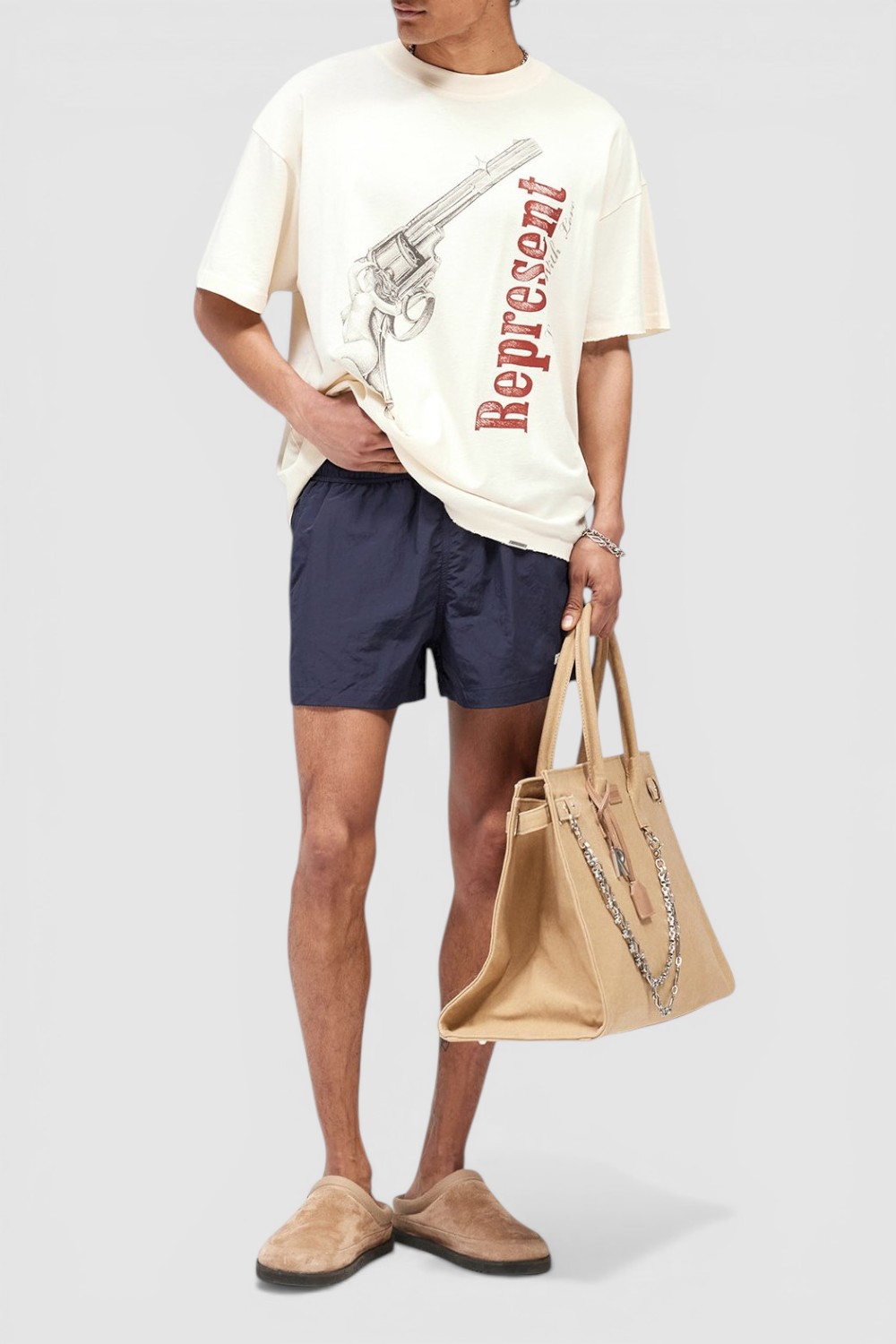 תמונת כל הלוק של חולצת טי אוברסייז